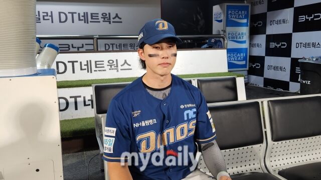 천재환이 9월 23일 수원 KT 위즈파크에서 열린 KT 위즈전을 마치고 취재진과 인터뷰를 하고 있다./수원=김경현 기자