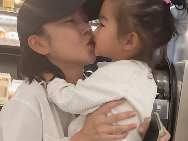김윤지가 2세 딸에 대해 콩글리시를 하고 있다고 말했다. /