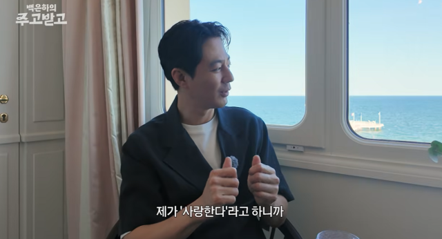 지난 23일 공개된 유튜브 채널 ‘백은하의 주고받고’에는 베니스국제영화제를 찾은 조인성과 백은하 영화 저널리스트의 인터뷰가 그려졌다./유튜브 채널 ‘백은하의 주고받고’