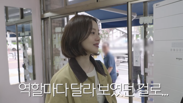 문채원이 고향 대구를 찾은 가운데, 식당에서 뜻밖의 '실물 미모' 평가를 받아 웃음을 자아냈다. / 유튜브 채널 '문채원 Moon chaewon'