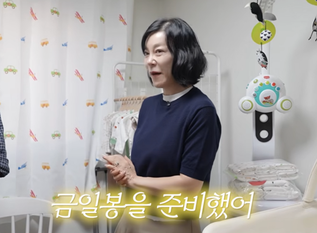 최화정이 출산을 앞둔 제작진의 신혼집을 찾아 ‘통 큰’ 집들이 선물을 건넸다. / 유튜브 채널 '안녕하세요 최화정이에요'