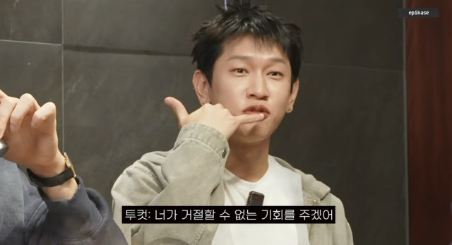 크러쉬가 신곡의 듀엣 파트너를 끝까지 숨기며 에픽하이 멤버들의 짓궂은 놀림을 한몸에 받았다. / 유튜브 채널 '에픽하이'