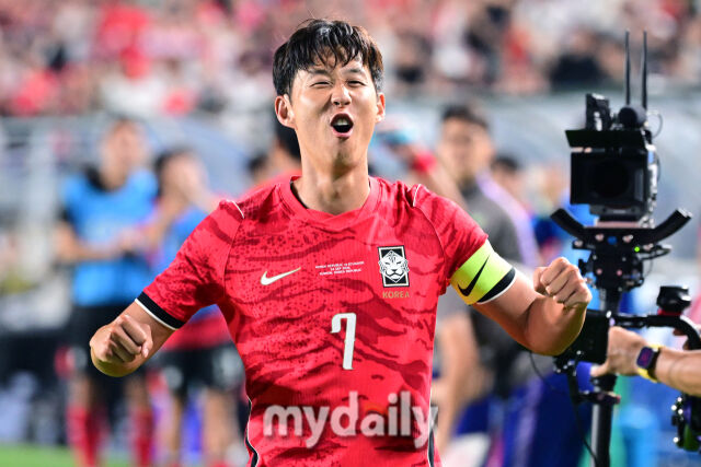 손흥민이 24일 에콰도르와 경기에서 프리킥골을 터뜨리고 포효하고 있다. /수원월드컵경기장=곽경훈 기자