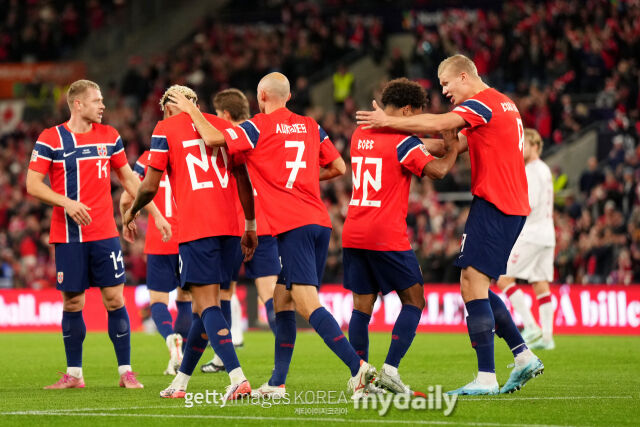 노르웨이 축구대표팀이 25일 울레발 스타디온에서 열린 2026-27시즌 유럽축구연맹(UEFA) 네이션스리그(UNL)A 4조 1라운드 덴마크와의 홈 경기에서 득점한 뒤 기뻐하고 있다./게티이미지코리아