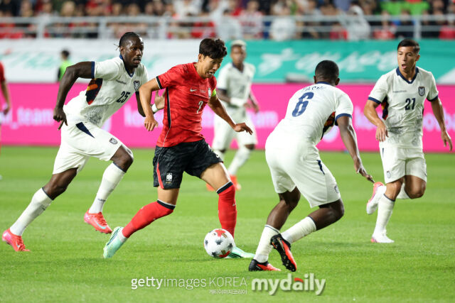 축구대표팀의 손흥민(가운데)과 에콰도르 대표팀 수비수 파초(오른쪽)가 24일 수원에서 열린 평가전에서 대결하고 있다./게티이미지코리아