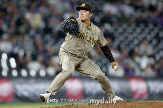 MLB 샌디에이고에서 뛰고 있는 일본인 투수 마츠이 유키는 25일(한국시각) 열린 LA 다저스와 원정 경기 두 번째 투수로 나와 승리투수가 되며 시즌 4승째를 올렸다./게티이미지코리아