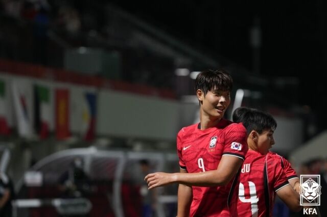 이영준이 25일 파로마 미즈호 럭비경기장에서 열린 2026 아이치-나고야 아시안게임 베트남과의 8강전에서 득점한 뒤 세레머니를 하고 있다./대한축구협회 제공
