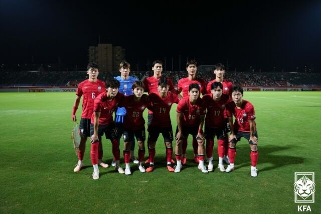 대한민국 남자 축구대표팀이 25일 파로마 미즈호 럭비경기장에서 열린 2026 아이치-나고야 아시안게임 베트남과의 8강전을 앞두고 사진 촬영을 하고 있다./대한축구협회 제공
