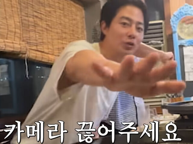 조인성이 연예인 병에 걸린 정호철에게 너스레를 떨었다. / 유튜브 '짠한형'