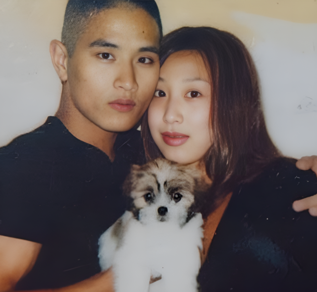 유승준은 결혼 22주년을 맞아 추석 당일이었던 지난 25일 자신의 SNS(사회관계망서비스)를 통해 결혼식 당시 두 사람의 모습과 반려견을 품에 안은 모습이 담긴 사진들을 게재했다. /유승준 소셜미디어