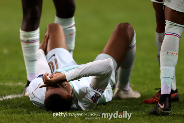 프랑스 대표팀의 음바페가 튀르키예와의 UEFA 네이션스리그 원정 경기에서 무릎 부상을 당했다./게티이미지코리아