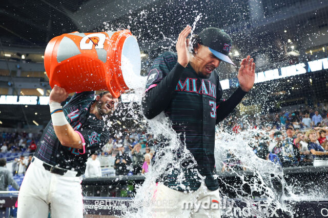 MLB 마이애미에서 뛰고 있는 유리 페레스는 26일(한국시각) 열린 애틀랜타와 홈 경기에 선발 등판해 완봉승을 거뒀다. 팀 동료들이 페레스를 축하하기 위해 경기 종료 후 음료수를 쏟아붓는 세리머니를 하고 있다./게티이미지코리아