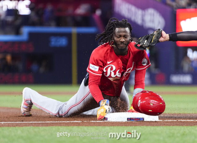 MLB 신시내티 엘리 데라크루스가 26일(한국시각) 열린 토론토와 원정 경기 3회초 3루 도루에 성공하며 30홈런-30도루를 달성했다./게티이미지코리아