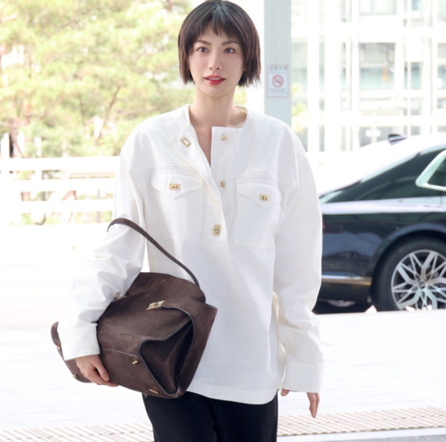 나나는 지난 24일 이탈리아 밀라노 패션위크 일정에 참석하기 위해 인천국제공항을 통해 출국했다. /페라가모