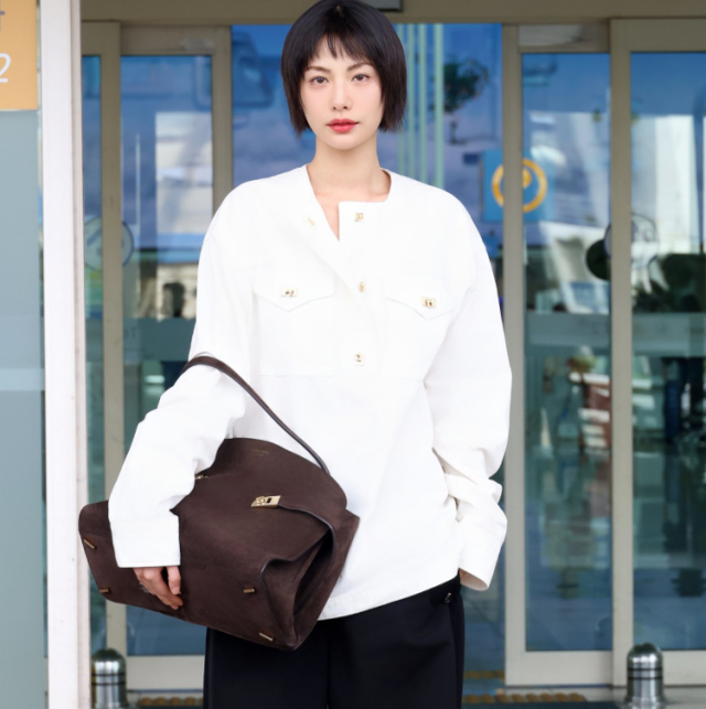 가수 겸 배우 나나가 입술 필러 시술 논란 이후 한층 더 자연스럽고 우아해진 비주얼을 자랑하며 밀라노로 떠났다. /페라가모