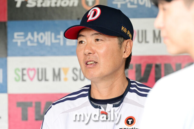 27일 오후 서울 잠실야구장에서 진행된 '2026 신한 SOL KBO 리그' KT위즈와 두산 베어스의 경기. 경기 전 두산 김원형 감독이 취재진과 이야기를 나누고 있다./곽경훈 기자