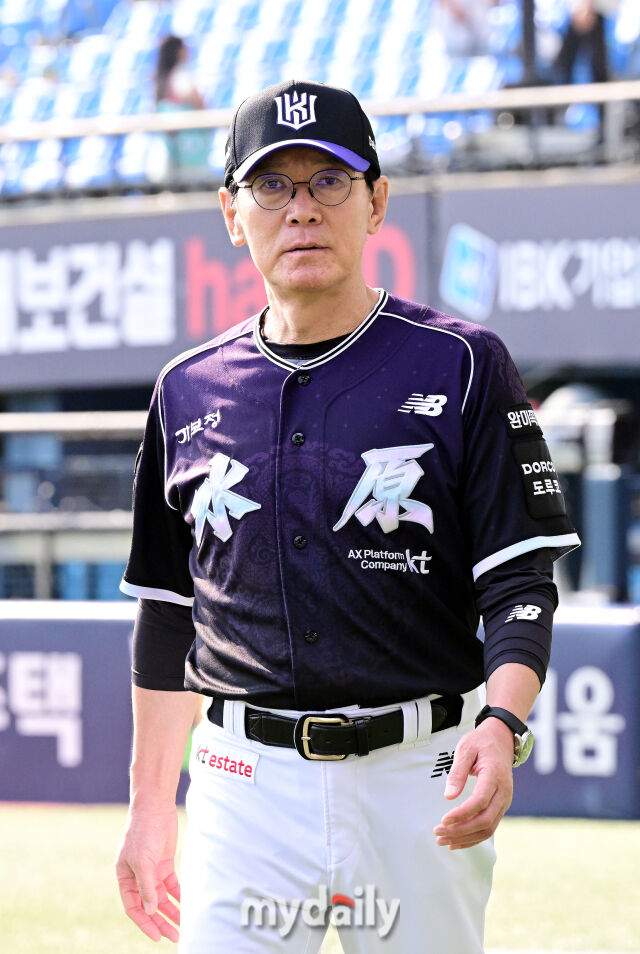 27일 오후 서울 잠실야구장에서 진행된 '2026 신한 SOL KBO 리그' KT위즈와 두산 베어스의 경기. 경기 전 KT 이강철 감독이 선수들의 취재진과 인터뷰를 위해 더그아웃으로 향하고 있다./마이데일리