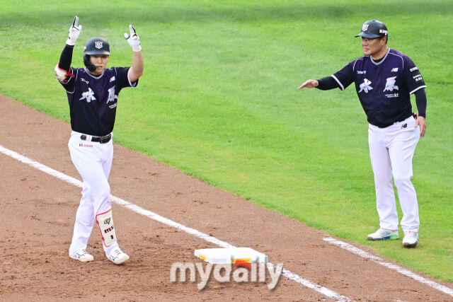 27일 오후 서울 잠실야구장에서 진행된 '2026 신한 SOL KBO 리그' KT위즈와 두산 베어스의 경기. KT 류현인이 2회초 1사 2,3루에서 적시타를 때린 뒤 기뻐하고 있다./잠실=곽경훈 기자