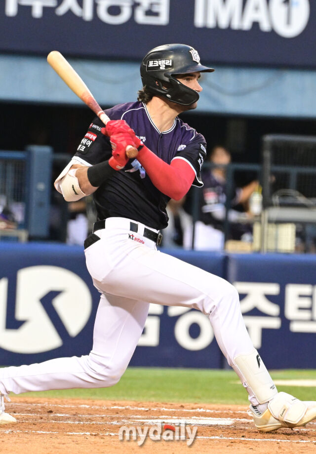 27일 오후 서울 잠실야구장에서 진행된 '2026 신한 SOL KBO 리그' KT위즈와 두산 베어스의 경기. KT 힐리어드가 4회초 1사 만루에서 병살타를 때리고 있다./마이데일리