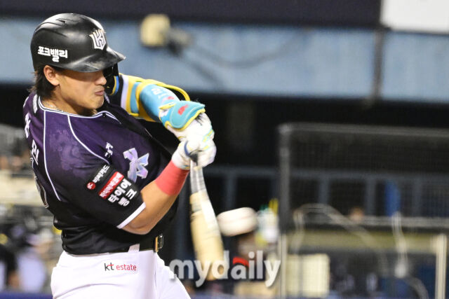 27일 오후 서울 잠실야구장에서 진행된 '2026 신한 SOL KBO 리그' KT위즈와 두산 베어스의 경기. KT 안현민이 6회초 2사 1,2루에서 적시타를 때리고 있다./마이데일리