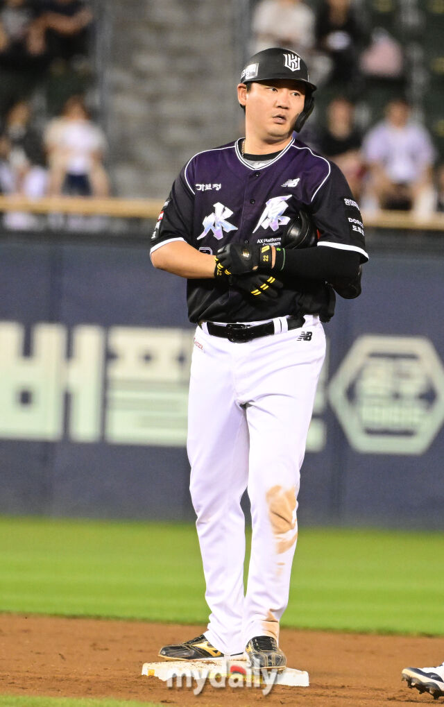 27일 오후 서울 잠실야구장에서 진행된 '2026 신한 SOL KBO 리그' KT위즈와 두산 베어스의 경기. KT 장성우가 7회초 안타를 때린 뒤 2루까지 진루하고 있다./마이데일리