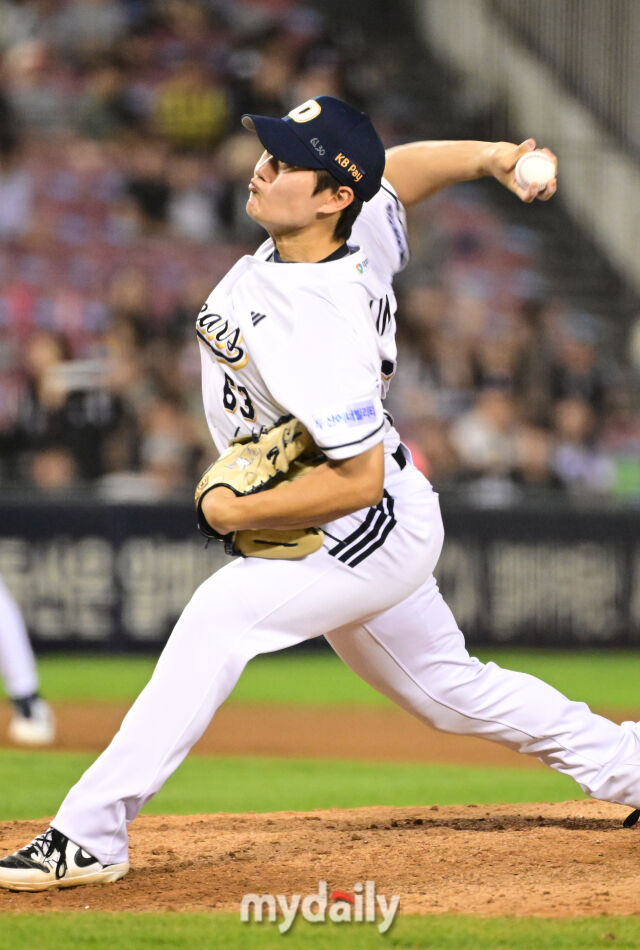27일 오후 서울 잠실야구장에서 진행된 '2026 신한 SOL KBO 리그' KT위즈와 두산 베어스의 경기. 두산 김택연이 9회초 구원 등판해 역투를 펼치고 있다./곽경훈 기자