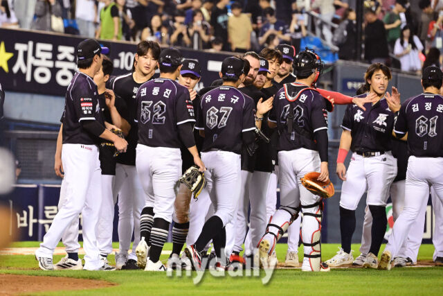 27일 오후 서울 잠실야구장에서 진행된 '2026 신한 SOL KBO 리그' KT위즈와 두산 베어스의 경기. KT가 12-6으로 승리한 뒤 선발 배제성이 동료들과 하이파이브를 하고 있다./잠실=곽경훈 기자