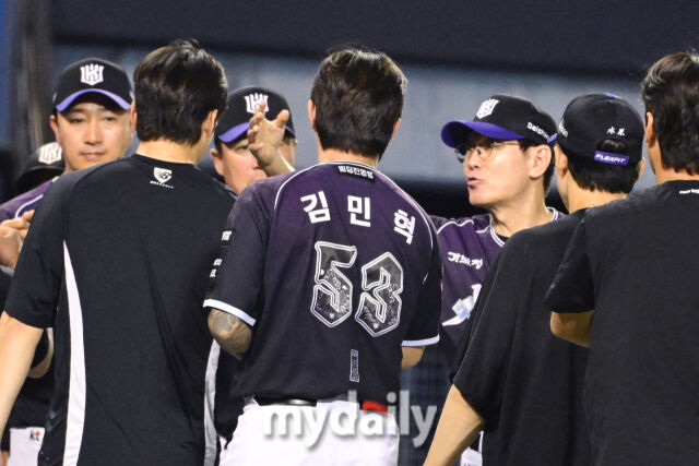 27일 오후 서울 잠실야구장에서 진행된 '2026 신한 SOL KBO 리그' KT위즈와 두산 베어스의 경기. KT가 12-6으로 승리한 뒤 이강철 감독이 선발 배제성에게 축하를 해주고 있다./마이데일리