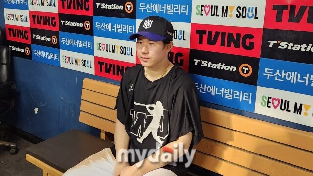 최원준이 9월 27일 서울 잠실야구장에서 열린 두산 베어스전을 마치고 취재진과 인터뷰를 하고 있다./잠실=김경현 기자
