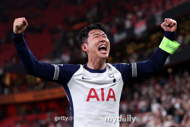 손흥민이 2024-25시즌 유럽축구연맹(UEFA) 유로파리그(UEL) 우승을 차지한 뒤 포효하고 있다./게티이미지코리아