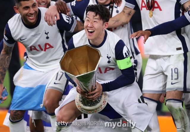 손흥민이 2024-25시즌 유럽축구연맹(UEFA) 유로파리그(UEL) 우승을 차지한 뒤 우승 트로피를 들어 올리고 있다./게티이미지코리아