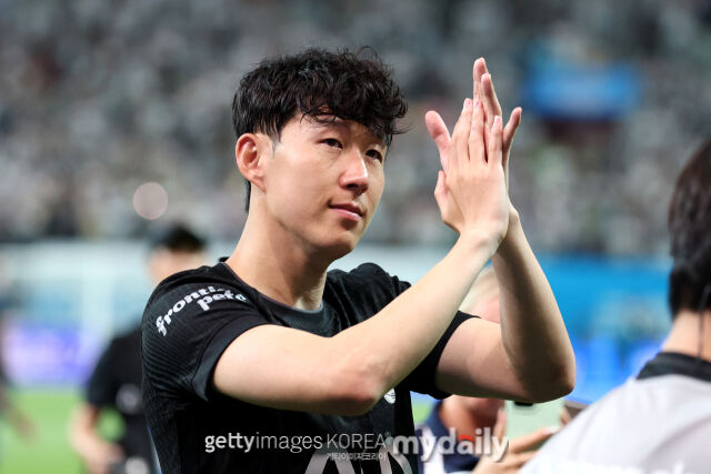 손흥민이 2025년 8월 서울월드컵경기장에서 열린 프리시즌 친선경기가 끝난 뒤 팬들에게 인사를 하고 있다./게티이미지코리아