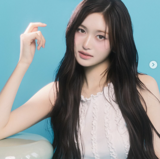 이서는 백설공주를 연상시키는 투명하고 하얀 피부를 자랑하며 카메라를 응시하고 있다. /이서 소셜미디어