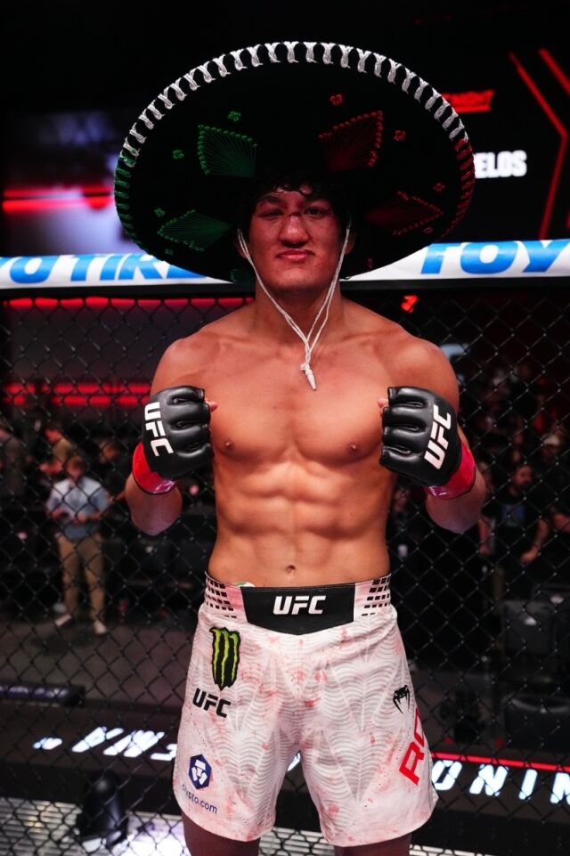 승리를 확정하고 주먹을 불끈 쥐 로사스 주니어. /UFC 제공