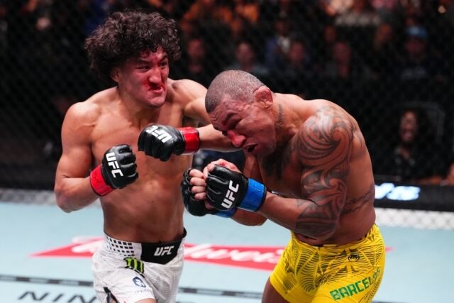 펀치를 적중하는 로사스 주니어(왼쪽). /UFC 제공