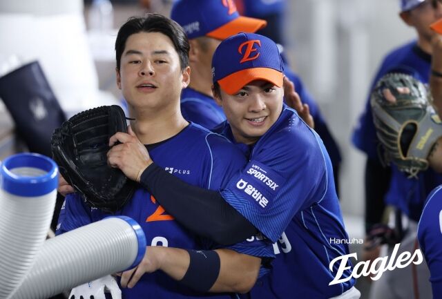 한화 이글스에서 다시 만나는 노시환(왼쪽)과 왕옌청./한화 이글스 제공