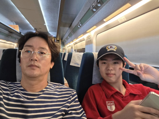 김정태가 자신과 같은 길을 걷고 있는 둘째 아들 김시현과 함께한 일상을 공개했다. / 김정태 SNS