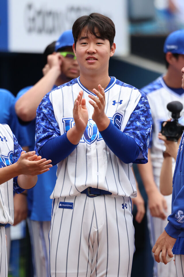 삼성 라이온즈 시절 황동재가 박수를 치고 있다./삼성 라이온즈 제공