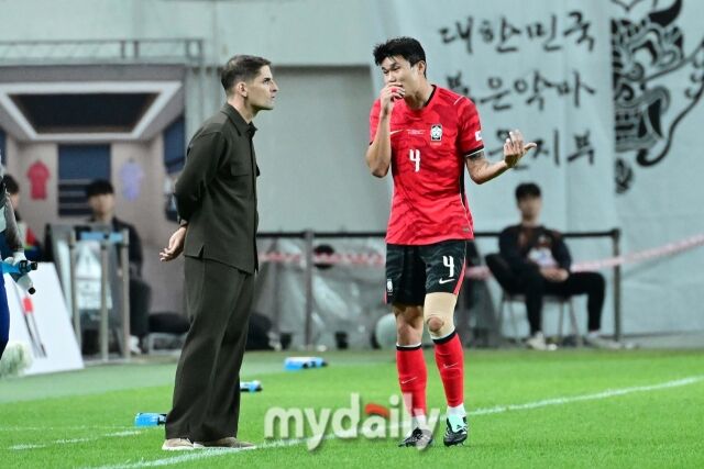대한민국 축구 국가대표팀 김민재가 28일 오후 8시 서울월드컵경기장에서 진행된 '하나은행 초청 친선경기' 우루과이와의 경기에서 모레노 감독이 이야기를 하고 있다./서울월드컵경기장=곽경훈 기자