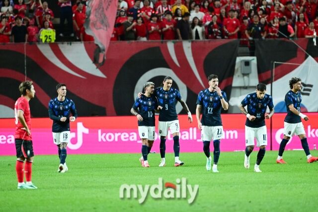 우루과이 다르윈 누녜스와 히오르히안 데 아라스카에타가 28일 오후 8시 서울월드컵경기장에서 진행된 '하나은행 초청 친선경기' 에서 연속 골을 넣은 뒤 기뻐하고 있다./곽경훈 기자