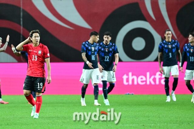 대한민국 축구 국가대표팀 이강인이 28일 오후 8시 서울월드컵경기장에서 진행된 '하나은행 초청 친선경기'에서 우루과이에게 연속 골을 내준 뒤 아쉬워 하고 있다./서울월드컵경기장=곽경훈 기자
