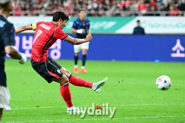 대한민국 축구 국가대표팀 손흥민이 28일 오후 서울월드컵경기장에서 진행된 '하나은행 초청 친선경기' 우루과이와의 경기에서 슛팅을 하고 있다./서울월드컵경기장=유진형 기자