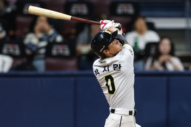 박지환이 9월 28일 서울 고척 스카이돔에서 열린 2026 KBO 퓨처스리그 챔피언 결정전 울산 웨일즈의 경기에서 타격을 하고 있다./KBO 제공