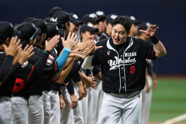 최지만이 9월 28일 서울 고척 스카이돔에서 열린 2026 KBO 퓨처스리그 챔피언 결정전 팀원들과 하이파이브를 하고 있다./KBO 제공