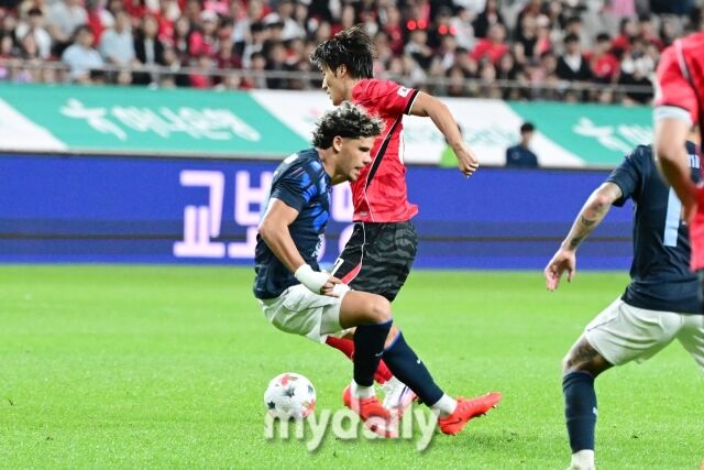 대한민국 축구 국가대표팀 김민수가 28일 오후 서울월드컵경기장에서 진행된 '하나은행 초청 친선경기' 우루과이와의 경기에서 돌파를 하고 있다./마이데일리 DB