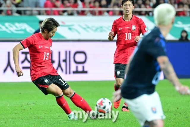 대한민국 축구 국가대표팀 이강인이 28일 오후 서울월드컵경기장에서 진행된 '하나은행 초청 친선경기' 우루과이와의 경기에서 크로스를 올리고 있다./마이데일리 DB