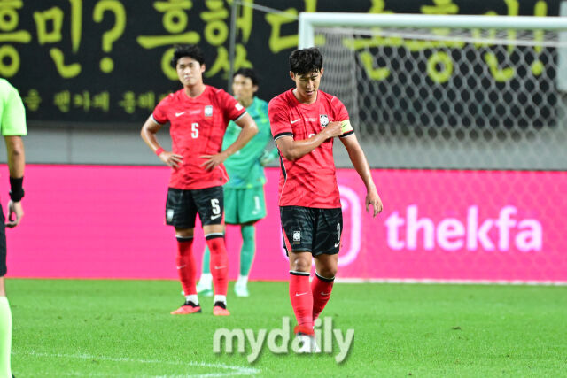 대한민국 축구 국가대표팀 손흥민이 28일 오후 8시 서울월드컵경기장에서 진행된 '하나은행 초청 친선경기' 우루과이와의 경기에서 네 번째 골을 허용한 뒤 아쉬워 하고 있다./서울월드컵경기장=유진형 기자