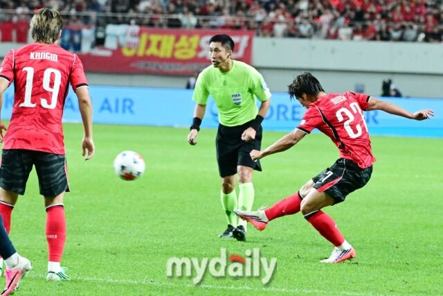 대한민국 축구 국가대표팀 김민수가 28일 오후 서울월드컵경기장에서 진행된 '하나은행 초청 친선경기' 우루과이와의 경기에서 슛팅을 하고 있다./마이데일리 DB