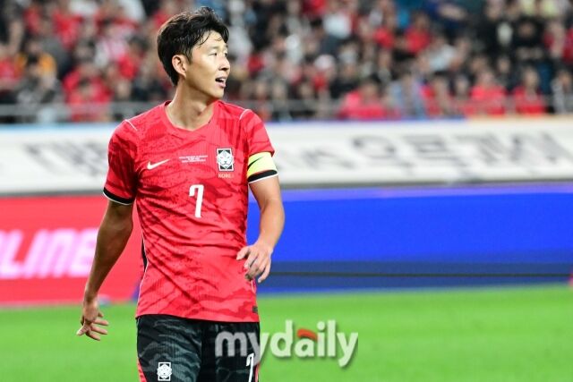 대한민국 축구 국가대표팀 손흥민이 28일 오후 서울월드컵경기장에서 진행된 '하나은행 초청 친선경기' 우루과이와의 경기에서 후반 만회골을 넣은 뒤 벤치르 ㄹ바라보고 있다./서울월드컵경기장=유진형 기자