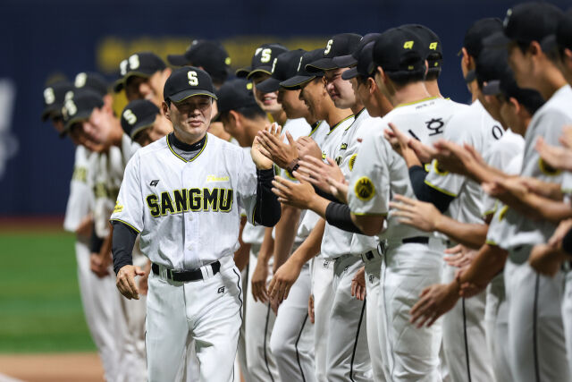 박치왕 감독이 9월 28일 서울 고척 스카이돔에서 열린 2026 KBO 퓨처스리그 챔피언 결정전에 앞서 선수단과 하이파이브를 하고 있다./KBO 제공